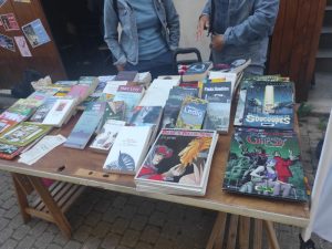 livres posés sur le stand du troc de livres