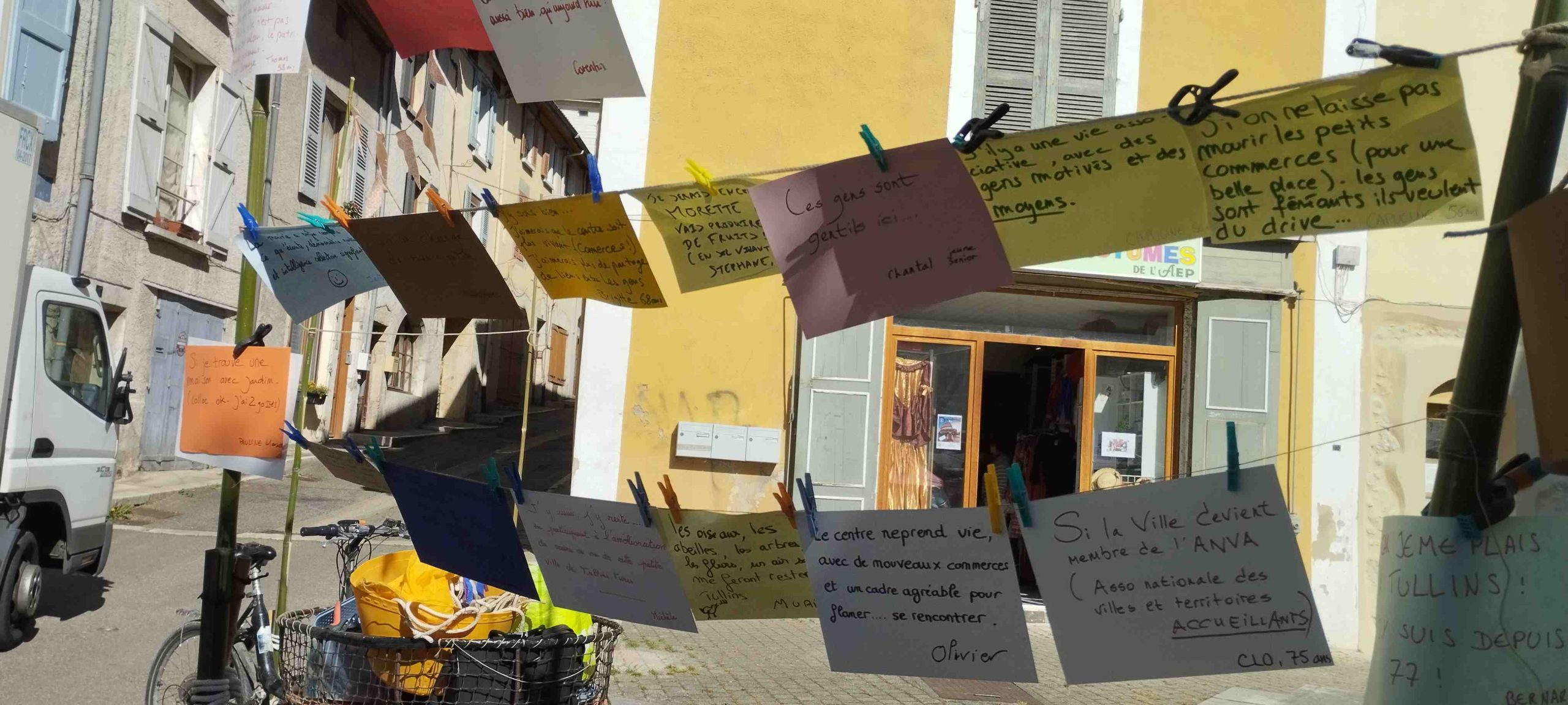 idée écrites sur des post-it géant pour répondre à la question "dans 10 ans je serai à Tullins si..."